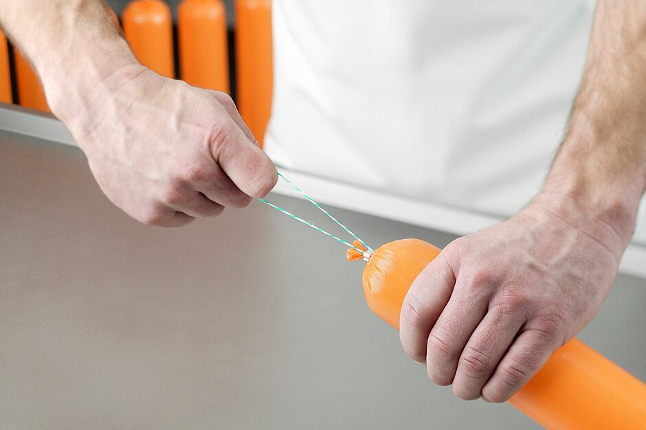 Λουκάνικο κρέατος με κλιπ και θηλιά